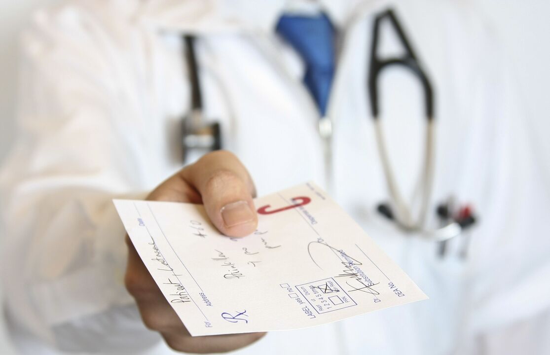 يصف الطبيب علاجًا لمشاكل الفاعلية بعد سن الخمسين.